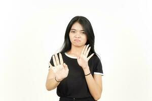 Stoppen Sie die Ablehnung Handgeste der schönen asiatischen Frau isoliert auf weißem Hintergrund foto