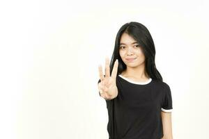zeigt Zählung drei Finger der schönen asiatischen Frau isoliert auf weißem Hintergrund foto