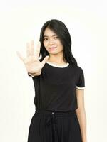 zeigt fünf Finger der schönen asiatischen Frau isoliert auf weißem Hintergrund foto