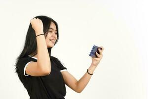 Handyspiel auf dem Smartphone der schönen asiatischen Frau spielen, die auf weißem Hintergrund isoliert ist foto