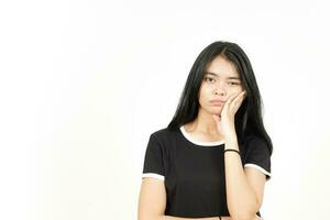 Hand auf Wange langweilig Geste von schön asiatisch Frau isoliert auf Weiß Hintergrund foto