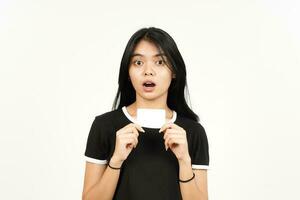 Holding leere Bankkarte oder Kreditkarte der schönen asiatischen Frau isoliert auf weißem Hintergrund foto