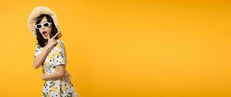Porträt schön jung asiatisch Frau tragen Frühling Kleid und zeigen zu Kopieren Raum zum Werbung isoliert auf Gelb Hintergrund. Sommer Werbung Banner Konzept. foto