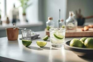 erfrischend klassisch Margarita Cocktail mit Limette und Minze auf Weiß Tabelle im Weiß Küche. Nahansicht Foto mit Raum zum Text