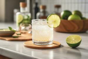 erfrischend klassisch Margarita Cocktail mit Limette und Minze auf Weiß Tabelle im Weiß Küche. Nahansicht Foto mit Raum zum Text