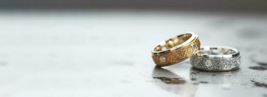 Hochzeit Ringe mit Silber und Gold auf Bokeh Hintergrund im das Stil von funkeln und Diamant Staub. Nahansicht Foto mit Kopieren Raum zum Text