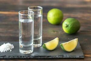 Gläser Tequila mit Limettenschnitzen foto