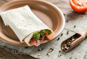 Tortilla mit Wurst und Tomaten foto