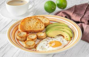 Spiegeleier mit Avocado foto