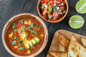 schüssel mit würziger mexikanischer suppe foto