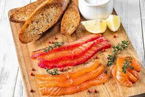 Lachsgravlax mit Sauerrahm foto