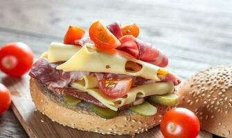 Sandwich mit Schinken, Käse und Kirsche Tomaten foto