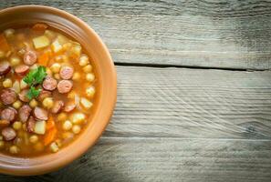 Suppe mit Kichererbsen und geräucherter Wurst foto