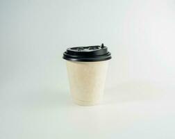 geröstet Arabica Kaffee Bohnen, bereit zu machen Kaffee Das Menschen mögen zu trinken. platziert im ein Weiß Kaffee Tasse Papier auf das Hintergrund. sieht aus schön und appetitlich. trinken. foto