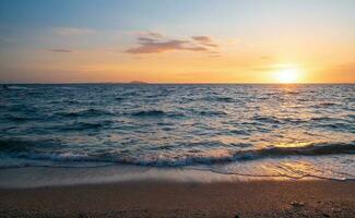 Panorama Vorderseite Standpunkt Landschaft Reise Sommer- Meer Wind Welle cool auf Urlaub Ruhe Küsten groß Sonne einstellen Himmel Licht Orange golden Natur tropisch schön Abend Stunde Tag beim Knall san Strand Thailand. foto