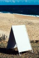 leeren Schild auf ein leeren tropisch Strand foto