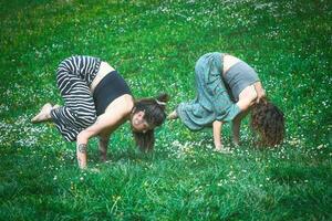 Sport Yoga mit weiblich Paar foto