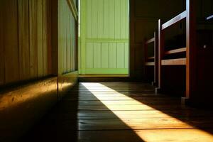 Licht Strahl auf das Klassenzimmer Boden, geeignet zum zurück zu Schule Konzept. foto