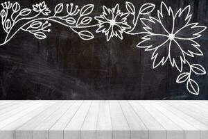 Holz Tabelle mit minimal Blumen im Kreide Zeichnung Stil auf Grunge Tafel Hintergrund, geeignet zum Produkt Präsentation Hintergrund, Anzeige, und spotten hoch. foto