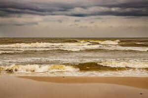 Landschaft von das Strand auf das Polieren baltisch Meer auf ein wolkig cool windig Frühling Tag foto