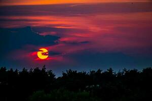 bunt Sonnenuntergang Landschaft mit Wolken und dramatisch Himmel foto