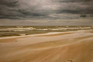 Landschaft von das Strand auf das Polieren baltisch Meer auf ein wolkig cool windig Frühling Tag foto