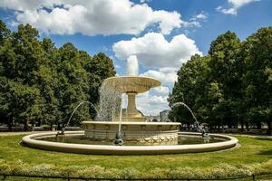 historisch berühmt Brunnen im das Park auf ein warm Sommer- Tag im Warschau foto