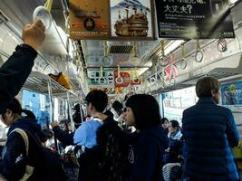 Osaka, Japan auf April 9, 2019. Foto von das Situation Innerhalb ein Zug im Osaka welche ist überfüllt mit Passagiere auf das Weg Zuhause von arbeiten.