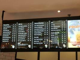 bekasi, Indonesien im August 2021. das Speisekarte von ein Kaffee, Tee und andere Süss Getränke Geschäft, Koi Die. das Speisekarte ist angezeigt auf ein elektronisch Bildschirm foto