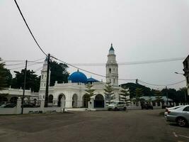 Ipoh, Malaysia im November 2019. panglima kinta Moschee, ein Weiß Moschee mit ein Blau Kuppel. foto