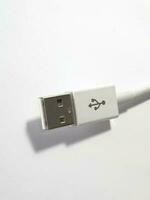 Weiß ein Foto von das USB Weiß Kabel.