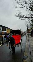 kyoto, japan am 8. april 2019. menschen gehen mit regenschirmen spazieren, weil es regnet. foto