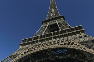 zentral Teil von Eiffel Turm gegen Blau Himmel foto