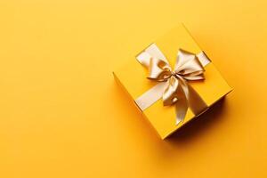 Geschenk Box mit golden Satin- Band und Bogen auf Gelb Hintergrund. generativ ai foto