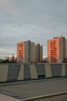 Sonnenaufgang im Slowakei Stadt, um Sieben Uhr im das Morgen. trnava, Slowakei, sk, 2023 foto