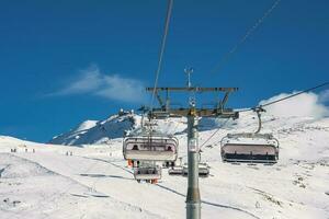 schön Aussicht von gornergrat, Zermatt, Matterhorn Ski Resort im Schweiz mit Kabel Stuhl Aufzug Transport. Ski Aufzüge im Schweiz. Winter Feiertage. foto