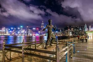 Hong Kong. Juni 08, Bruce Lees Statue beim Nacht im Hong Kongs Viktoria Hafen, jun 08 ,2015 im Hongkong foto