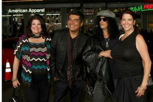 George Lopez Schrägstrich Ehefrauen ankommen beim das alle Über Steve Premiere beim graumans Chinesisch Theater im los Engel ca. auf August 26 20092009 foto