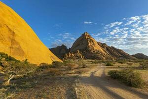 Granit Felsen glühen Orange im Sonnenaufgang Licht foto