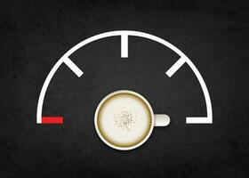 Hand gezeichnet Treibstoff Spur Rahmen mit Tasse von Kaffee zeigen beim voll Kennzeichen Über schwarz Hintergrund. foto