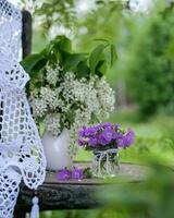 Stillleben mit bunten Frühlingsblumen im Garten. Frühlingsstilleben foto