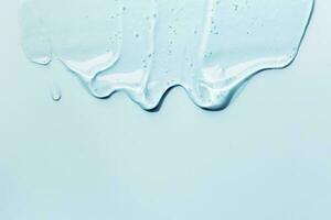 Flüssigkeit Gel abstrakt kosmetisch Blau Hintergrund. Abstrich von transparent feuchtigkeitsspendend Produkt foto