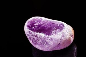 Makro Mineral Amethyst auf ein schwarz Hintergrund foto