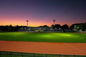 schön Himmel Licht im Sport Stadion. foto