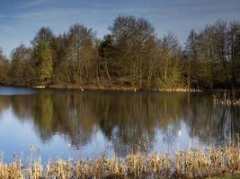 Reflexionen in den Feuchtgebieten der Nordhöhle in East Yorkshire, England foto