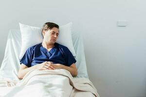 das Arzt ist Prüfung das geduldig im das Krankenhaus. kaukasisch weiblich Arzt reden zu männlich geduldig Lügen im Krankenhaus Bett. foto