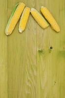 organisch Mais auf hölzern Tafel foto