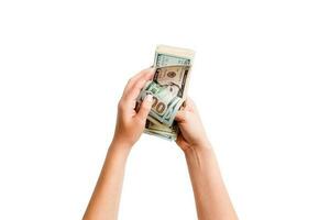 isoliert Bild von weiblich Hände Zählen Dollar auf Weiß Hintergrund. oben Aussicht von Gehalt und Lohn Konzept foto