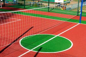 Volleyball Netz auf das Spielplatz von ein Vorschule Institution foto