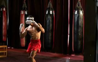 Technologie Das erlaubt Boxer zu Holm mit ihr Gegner allein. mit das verwenden von ein vr Maschine, welche können leicht bestimmen Gegner oder Techniken. foto